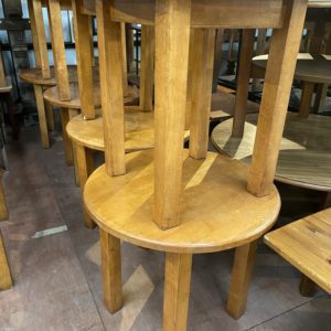Round restaurant tables